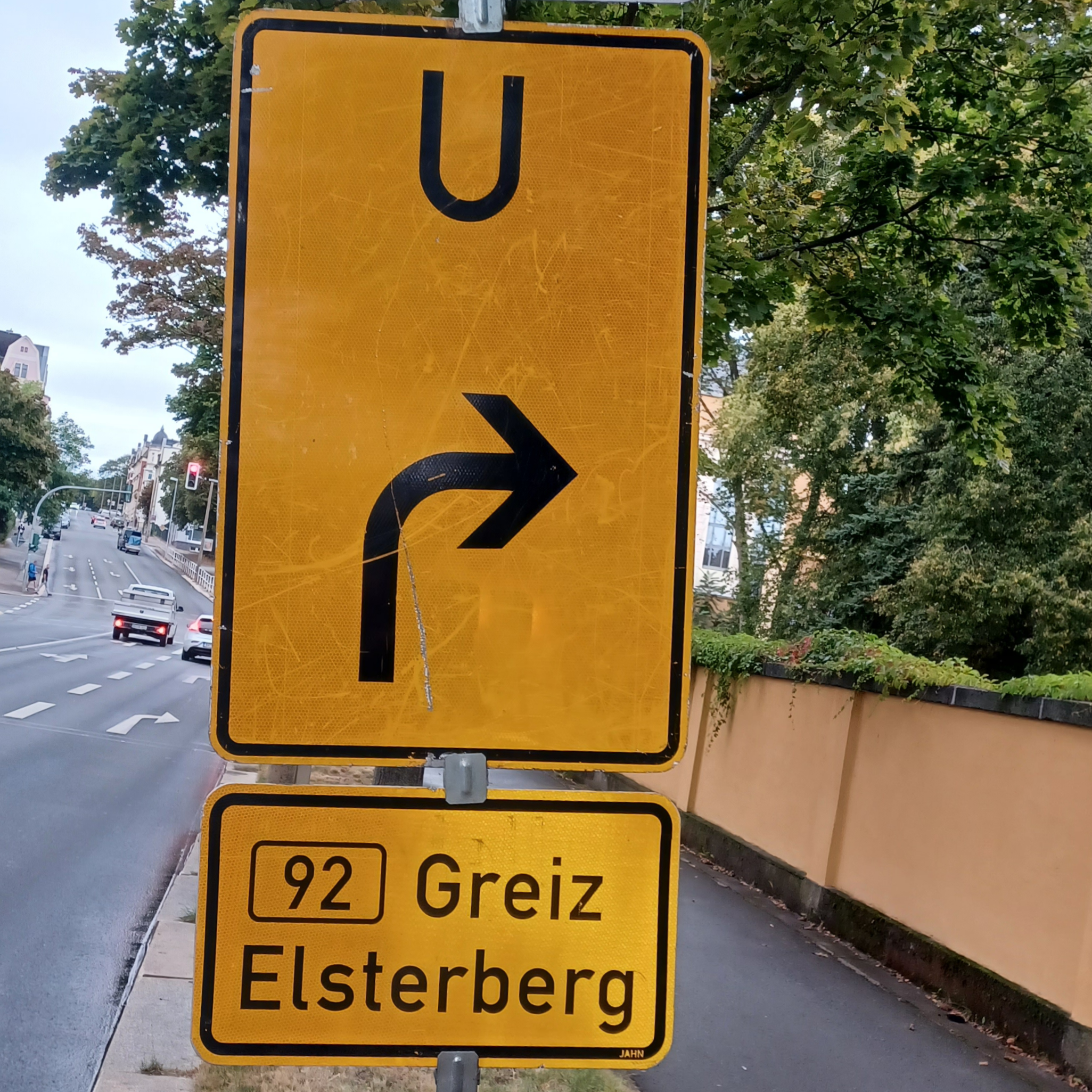 Umleitungszeichen mit Fahrtrichtungsanzeige